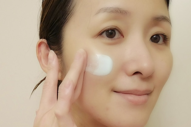 洗顔後に肌を化粧水で整えたら、目の周りを避けて顔全体に広げます。
