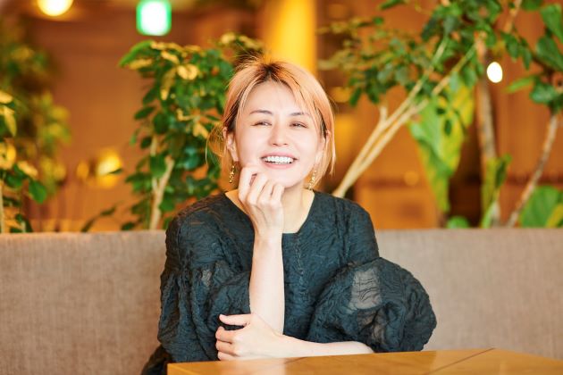 イガリシノブ Hair & Makeup Artist PROFILE：[BEAUTRIUM]所属。ファッション誌等に複数連載を持ち、雑誌・広告などのヘアメイクを手掛ける他、化粧品開発ディレクターや、メイク講師としても幅広く活動する。2015年「イガリメイク、しちゃう？」（宝島社）を出版し、シリーズ累計17万部突破。同年Yahoo!検索大賞メーク部門にて「イガリメイク」というワードが1位となり、ドキュメンタリー番組 MBS「情熱大陸」 NHK「プロフェッショナル 仕事の流儀」に出演。多くの女優・モデルから支持される人気アーティスト。