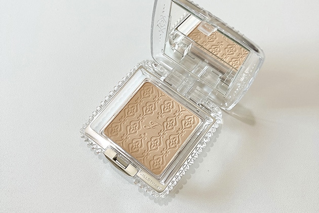 〈ジルスチュアート〉グロウシフォン セラムフィルター(レフィル)(8.5g)(101) 税込3,520円、同 ケース(スポンジ付) 税込1,650円