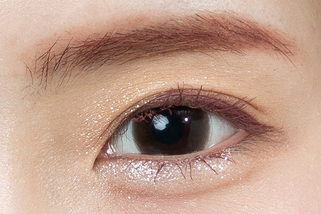 甘さを添えたきらめくアイメイク