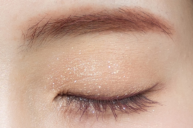 甘さを添えたきらめくアイメイク