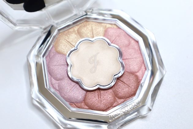 〈ジルスチュアート〉ブルームクチュール アイズ(04) 税込6,380円