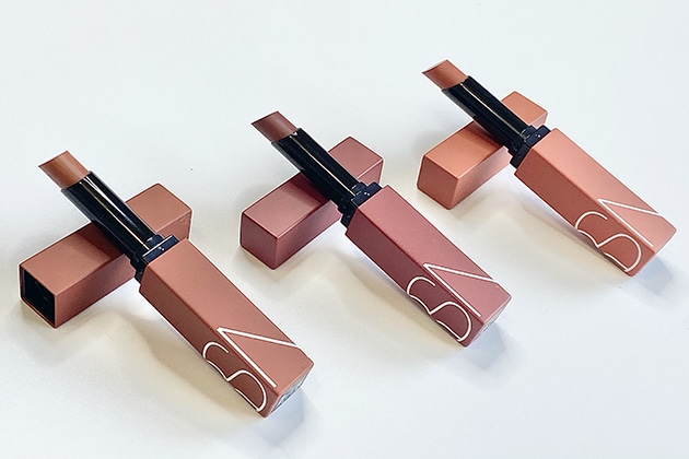 〈NARS〉パワーマット リップスティック(左から101,115,121) 各税込4,840円