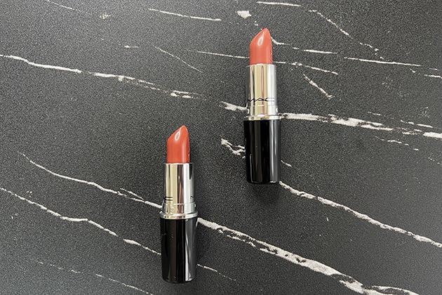 〈M・A・C〉ラスターガラス リップスティック(左から：ポッシュ ピット、ハグ ミー) 税込4,070円