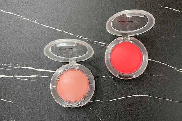 〈M・A・C〉グロー プレイ ブラッシュ(左から：ブラッシュ,プリーズ、ヒート インデックス) 税込4,510円