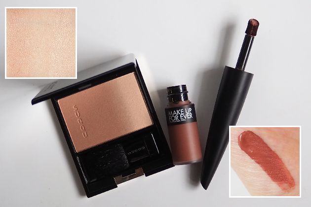 左から：〈スック〉ピュア カラー ブラッシュ(09) 税込6,050円、〈メイクアップフォーエバー〉ルージュアーティスト フォーエバーマット(194) 税込3,850円