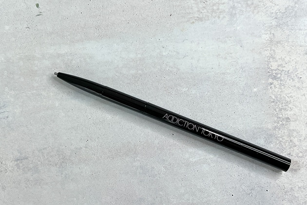 〈アディクション〉アイブロウペンシル(レフィル)(01) 税込1,320円、同 ホルダー 税込1,980円
