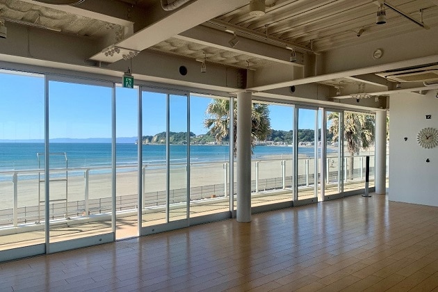 材木座海岸がすぐ目の前のスタジオ。窓一面から海が見え、開放的な雰囲気