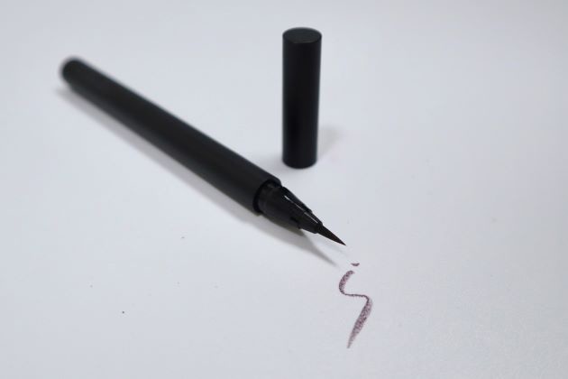 〈セルヴォーク〉シュアネス アイライナー リキッドC(03) 税込3,080円