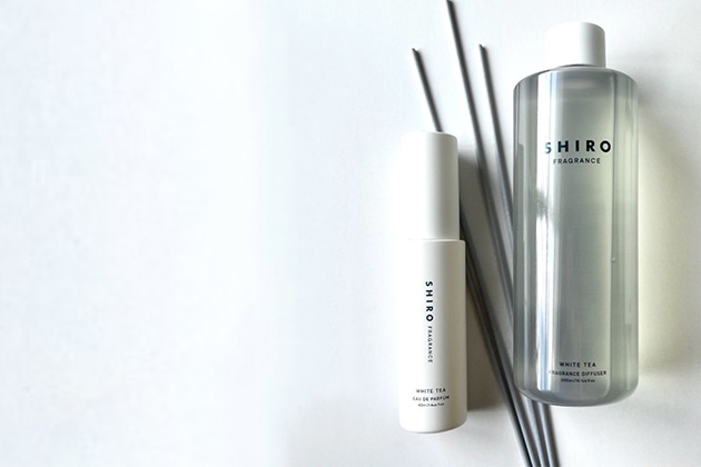 (左)〈SHIRO〉【ＮＥＷ】ホワイトティー オードパルファン(40mL) 税込4,180円、(右)〈SHIRO〉ホワイトティー フレグランスディフューザーリキッド(300mL) 税込5,720円