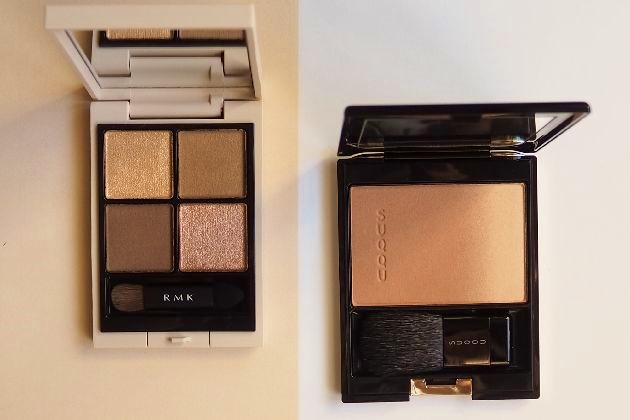 左から：〈RMK〉シンクロマティック アイシャドウパレット(01) 税込6,380円、〈スック〉ピュア カラー ブラッシュ(09) 税込6,050円