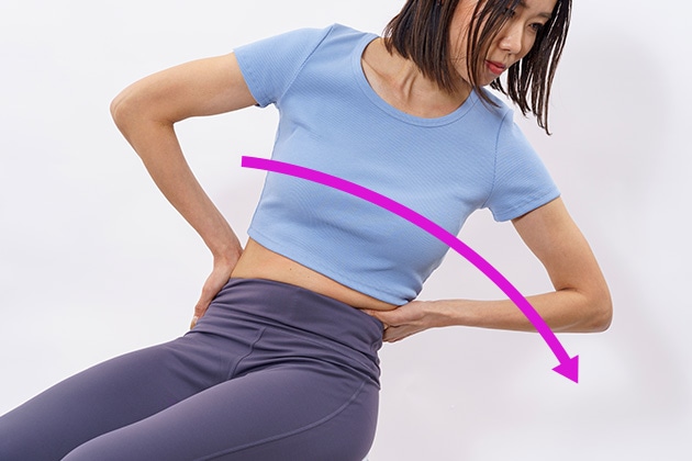 骨盤の上を横からつかみ、カラダを斜め後ろに倒してキープ(④・⑤)