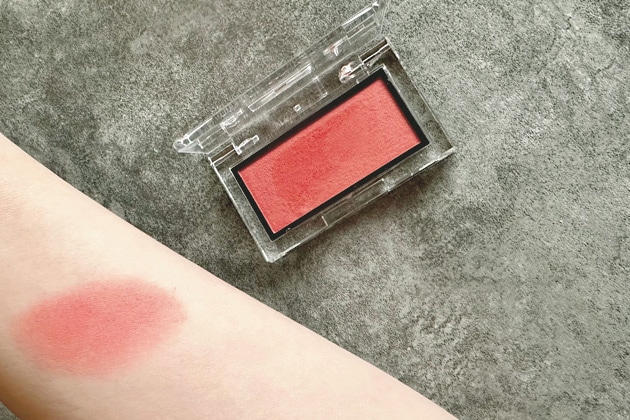 〈アディクション〉ザ ブラッシュ パール(002P) 税込3,300円