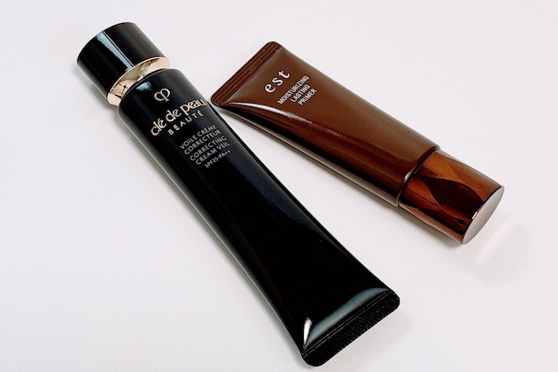 写真左：〈クレ・ド・ポー ボーテ〉ヴォワールコレクチュールｎ SPF25・PA++(40g) 税込7,700円、写真右：〈エスト〉モイストラスティング プライマー(25g) 税込4,620円