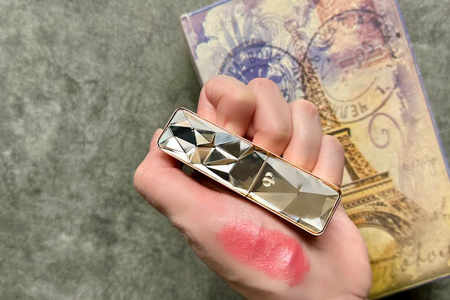 〈クレ・ド・ポー ボーテ〉ル・ルージュプレシュー(4) 税込13,200円、(レフィル) 税込9,900円