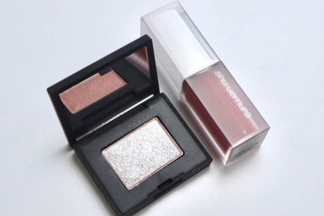 左から：〈NARS〉ハードワイヤードアイシャドー(5342) 税込3,300円、〈シュウ ウエムラ〉キヌケアグローアップ(BG 958) 税込4,840円