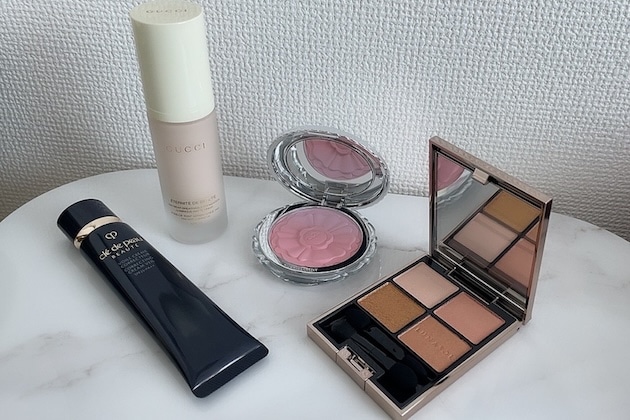 左から：〈ルナソル〉アイカラーレーション(23 Morning Glow) 税込6,820円、〈クレ・ド・ポー ボーテ〉 ヴォワールコレクチュールｎ(40g) 税込7,700円、〈グッチ〉グッチ エテルニテ ドゥ ボーテ ルミナス マット フィニッシュ SPF15(30mL)(110C) 税込9,900円、〈ジルスチュアート〉パステルペタル ブラッシュ(02 baby tulip) 税込4,620円