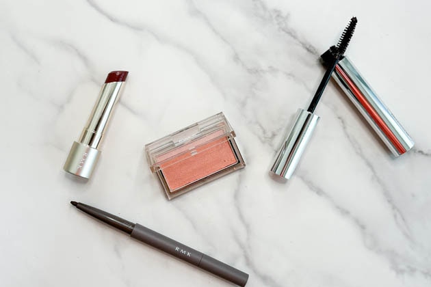 左から：〈RMK〉デューイーメルト リップカラー(レフィル)(05) 税込3,080円、同 ケース 税込1,100円、〈RMK〉アイディファイニング ペンシル(02) 税込3,300円、〈RMK〉ピュア コンプレクション ブラッシュ(10) 税込3,630円、〈RMK〉セパレートカール マスカラ N(02) 税込3,850円