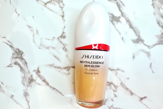 〈SHISEIDO〉エッセンス スキングロウ ファンデーション SPF30・PA+++(30mL)(160) 税込7,590円