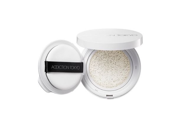 〈アディクション〉スキンケアUV タッチアップ クッション SPF45・PA+++ 税込4,400円、同 ケース 税込1,430円