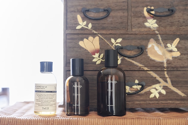 左から:〈ToUJI〉リラクシングヘアオイル(80mL) 税込4,620円、〈Aesop〉イーディシス オードパルファム(50mL) 税込23,870円、〈Aesop〉ヒュイル オードパルファム(100mL) 税込28,380円 ※いずれもDEPACOではお取り扱いがございません。あらかじめご了承ください。