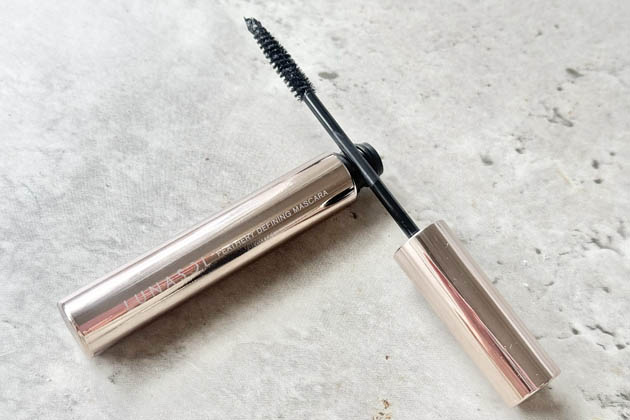 〈ルナソル〉フェザリーディファイニングマスカラ(01) 税込4,180円