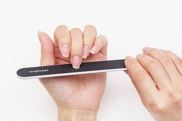 爪の長さと形を整えるのに活躍するのが、①「ネイルケア ファースト キット」に入っているネイルファイル。