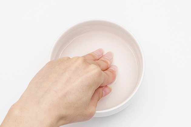 甘皮のケアは、お風呂上がりなどの肌がやわらかい状態のときや、事前にぬるま湯で指先をふやかしてから行いましょう。