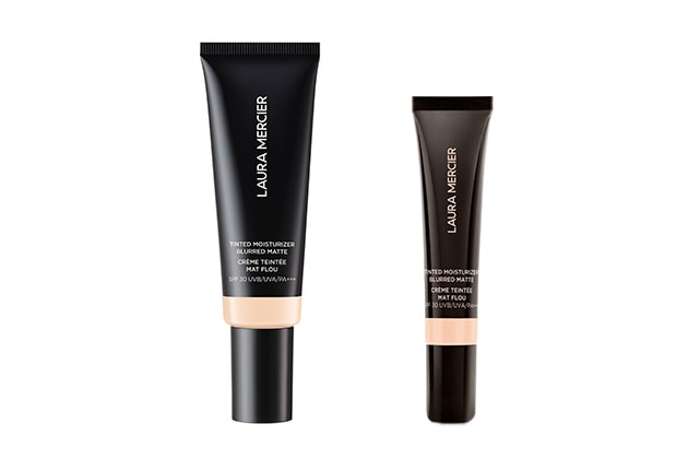 〈ローラ メルシエ〉左から：ティンティド モイスチャライザー ブラードマット SPF30・PA+++(45mL)(全3色) 各税込6,820円、ティンティド モイスチャライザー ブラードマット トラベルサイズ SPF30・PA+++(15mL)(全3色) 各税込3,410円