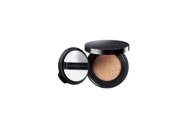 〈アディクション〉スキンリフレクト ラスティング ＵＶ クッションファンデーション SPF50+・PA++++(レフィル・パフ付)(12g) 税込4,950円、同 ケース 税込1,430円