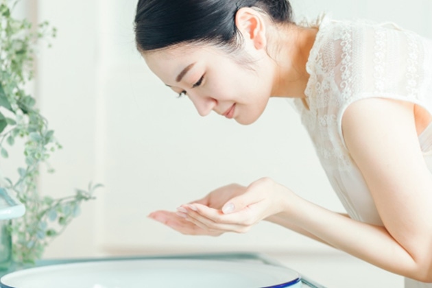 朝の洗顔は「水だけ」or「石けん・洗顔料」どっちがいい?