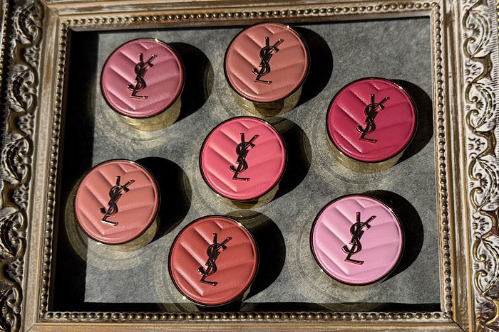 〈イヴ・サンローラン〉の主役級チーク「YSL メイクミーブラッシュ パウダー」パーソナルカラー別おすすめカラー全色スウォッチ&レビュー! #MAQUIA