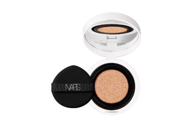 〈NARS〉ライトリフレクティング セラムクッションファンデーション(レフィル)(03789) 税込5,940円、同 ケース 税込2,640円