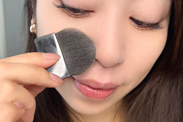 ラベンダーカラーのパウダーでいつでも透明感をキープ