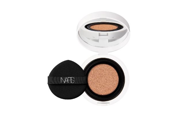 〈NARS〉ライトリフレクティング セラムクッションファンデーション(レフィル)(03790) 税込5,940円、同 ケース 税込2,640円