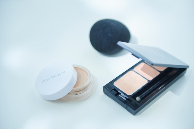 写真左:〈rms beauty〉アンカバーアップ 税込6,490円 ※DEPACOではお取り扱いがございません。あらかじめご了承ください。、写真右:〈エトヴォス〉ミネラルコンシーラーパレットI SPF36・PA+++(ピンクベージュ) 税込4,950円