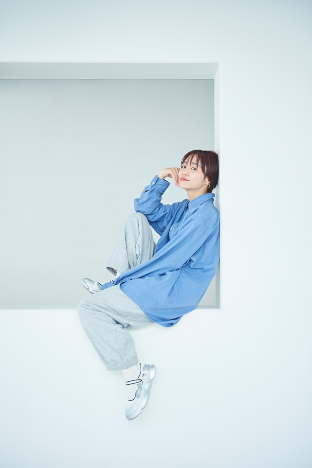 「子どもと遊ぶときのリアルな恰好です!」と忍舞さん。グレーのスウェットに大きめのシャツを合わせ、カジュアルながらもクリーンさが漂うOFFスタイル
