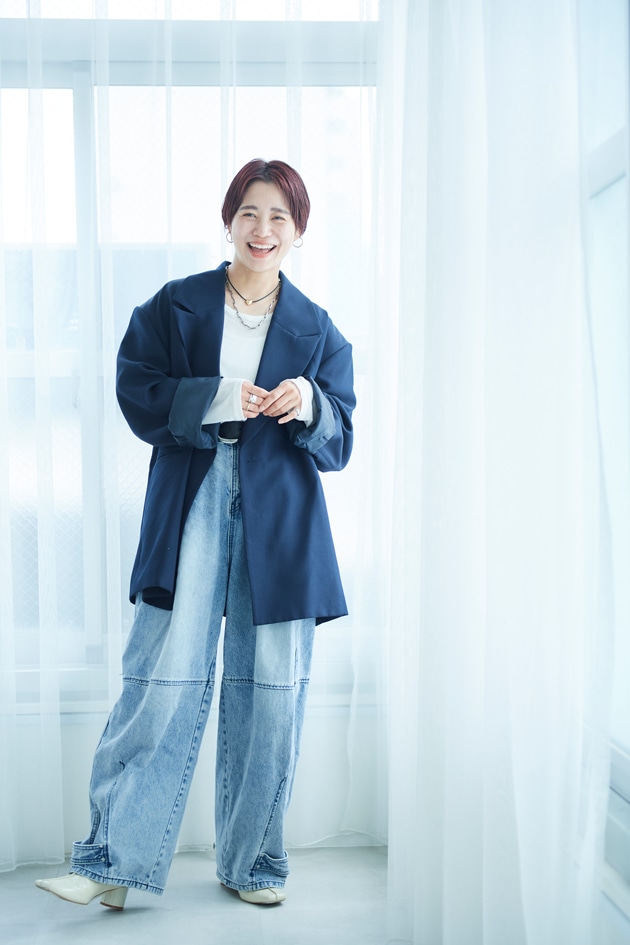 〈PRANK PROJECT〉のコクーン型デニムにビッグサイズの〈HeRIN.CYE〉のジャケットを合わせたON時のスタイル。カジュアルさをジャケットで締めるバランスが素敵!