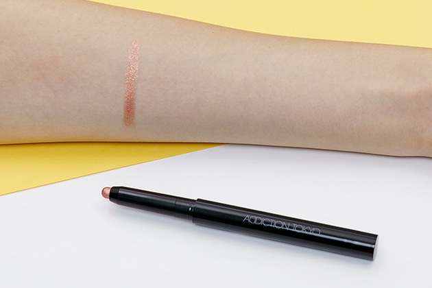 〈アディクション〉ザ クリーミー スティック　アイシャドウ(002) 税込2,970円