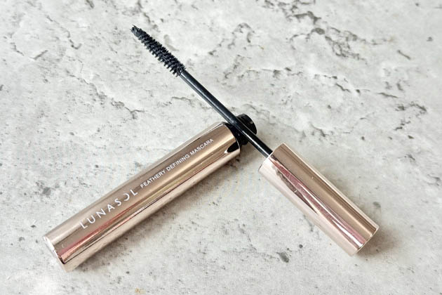 〈ルナソル〉フェザリーディファイニングマスカラ(01) 税込4,180円
