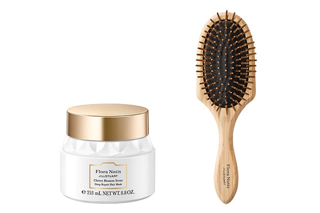 〈フローラノーティス ジルスチュアート〉左から:ディープリペアヘアマスク(250g)(全2種) 各税込4,180円、リラクシングパドルブラシ 税込4,290円