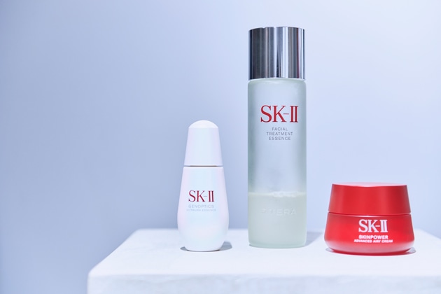 写真左から:〈SK-II〉ジェノプティクス ウルトオーラ エッセンス〈医薬部外品〉(50mL) ※現在は「ジェノプティクス インフィニットオーラ エッセンス〈医薬部外品〉(販売名:SK-II薬用美白美容液ST)」にリニューアル、〈SK-II〉フェイシャルトリートメント エッセンス(230mL) 税込29,150円、〈SK-II〉スキンパワー アドバンスト エアリー クリーム(80g) 税込25,300円