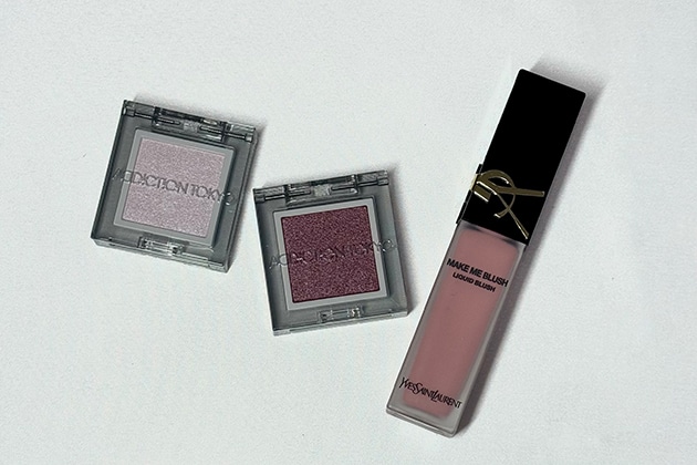 写真左から:〈アディクション〉ザ シングル アイシャドウ パール(レフィル)(003P No More) 税込2,530円、〈アディクション〉ザ シングル アイシャドウ パール(レフィル)(015P Soul Food) 税込2,530円、〈イヴ・サンローラン〉YSL メイクミーブラッシュ リキッド(44) 税込8,360円