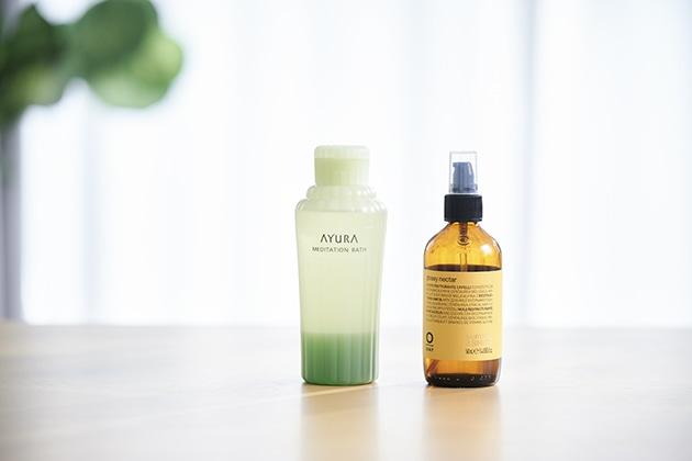 左から：〈アユーラ〉メディテーションバスｔ(300mL) 税込2,200円、〈OWAY〉グロッシーネクター(160mL) 税込6,160円 ※DEPACOではお取り扱いがございません。あらかじめご了承ください。