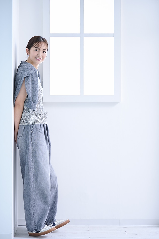 スタイリッシュさのあるグレーのジーンズは最近〈Drawer〉で購入されたそう。〈yori〉のノースリーブのニットと〈ユナイテッド アローズ〉のカーディガンはグレーで統一し、きれいめカジュアルにコーディネートしたOFFのスタイル
