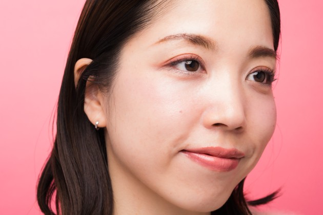 【POINT①】大人のくすみ肌はツヤ系下地&ファンデをのせて透明感アップ
