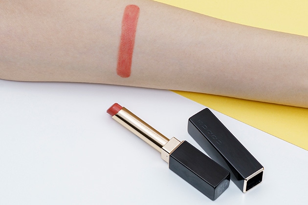 〈スック〉ベルベット フィット リップスティック(レフィル)(04) 税込4,840円、同 ケース 税込990円