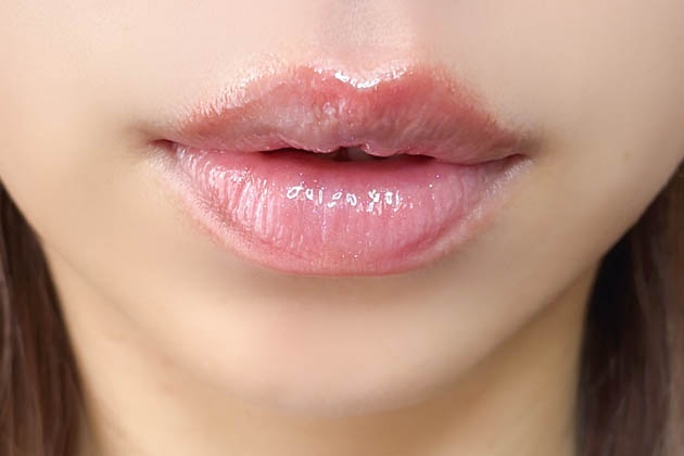 リップグロス：青みニュアンスとぷっくり感を唇へ