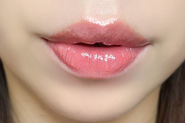 リップグロス：青みニュアンスとぷっくり感を唇へ