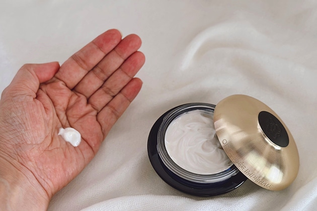 〈ゲラン〉ブランド最高峰シリーズのネック&デコルテクリーム